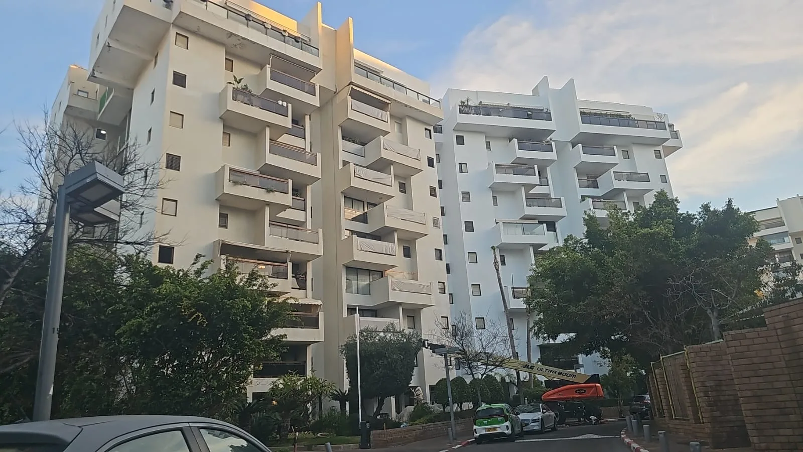 שני בנייני מגורים שעברו שיקום וחיפוי בפסיפס חיצוני